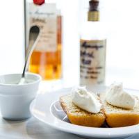 ババ アルマニャックとバニラ風味の生クリーム