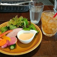 シャイニーアウル 表参道 - ランチのサラダ＆ドリンク