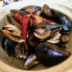 大鵬 - ピリ辛系のお出汁がとても美味しい「ムール貝の土鍋蒸し」