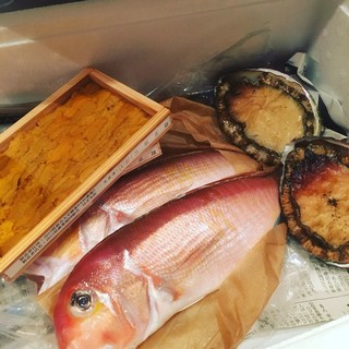 店隣の旦過市場より買い付け。北九州近辺で獲れる新鮮な"魚介"