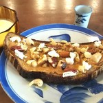 ブリコラージュ ブレッド アンド カンパニー ダイニング・カフェ - 今牧場の山羊チーズ、ナッツ、蜂蜜、bocchi ピーナツバターのブリコラージュブレッドタルティーヌ。20180905