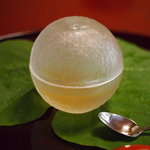 虎屋 壺中庵 - ガラスの容器の中は・・・