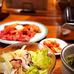 上野 太昌園 - サラダ、スープもあって嬉しい。