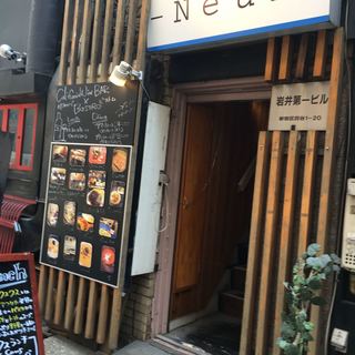 Wines By California Neuf - お店は２階