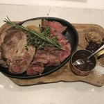 黒毛和牛門崎熟成肉VS東京X一等買い部位盛り合わせ。
          美味し。