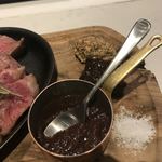 リオ・ブルーイング・コー ビストロアンドガーデン - 黒毛和牛門崎熟成肉VS東京X一等買い部位盛り合わせのソース。
      美味し。