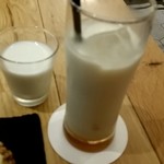 タカナシミルクレストラン - 杏仁ミルクとサービスの高梨乳業低温殺菌牛乳