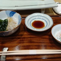 銀座 久兵衛 銀座本店 - 穴子の湯引き わかめと大根のつまポン酢がけ