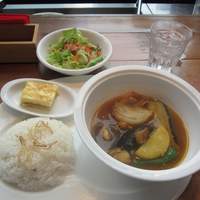バル デ エスパーニャ ムイ 東京店 - シーフード・スープカレー（980円）