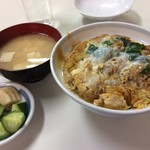 今むら - 「カツ丼」は漬物と味噌汁付き。つゆだくなカツ丼は豚肉の美味さ溢れる一品。税込600円！