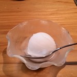 こやしき - デザート。桃のアイスクリームが、これまた美味しかったです。