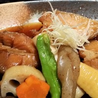 鮨隆 - あら炊き、アップ。美味しいです。