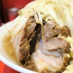 ラーメン二郎 - ブタの厚み
