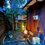 28&Vin - 看板の左脇を奥に進みます