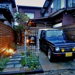 28&Vin - 看板の左脇を奥に進みます