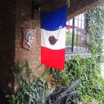 玄関付近の”大砲”のオブジェ