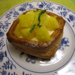 パイナップルとココナッツのデニッシュ（夏季限定）です