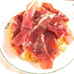 Tapas24 - スペイン風オムレツ、イベリコ豚生ハム添え
            見た目は生ハムやりとり。