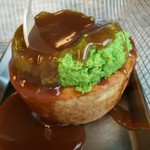 A PIE THING - 生地の中には大きな柔らかチキン、コクのあるグレービーソースとマッシュピーの爽やかな甘味がマッチ