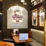 博多ラーメン 亀八 - 店内 (奥側のテーブル席)