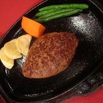 クローバーステーキハウス - ふっくらとした俵型のハンバーグ