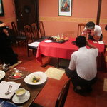 クローバーステーキハウス - 取材風景（取材陣を取材する支配人）