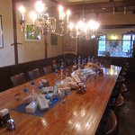 クローバーステーキハウス - 大人数が集えるお洒落な店内