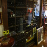 クローバーステーキハウス - 店内のワインセラー