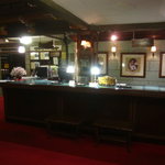 メインダイニングルーム - 重厚な造りのフロント付近