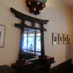 メインダイニングルーム - 壁を飾る鏡（鳥居型の鏡）