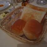 メインダイニングルーム - 朝食のパン