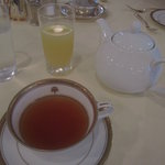 メインダイニングルーム - グレープフルーツジュースと紅茶