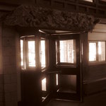 メインダイニングルーム - 時間旅行の入口”回転扉”