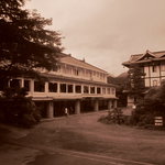 本館と新館を望む