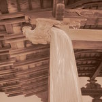 メインダイニングルーム - 新館柱の尾長鳥の彫刻