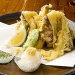 Tairyou Sakaba Uotaru Honten - 松茸とキノコの天婦羅。香り豊かな松茸と旬の肉厚なキノコを天婦羅にして旨味を閉じ込めております。
