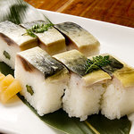 Tairyou Sakaba Uotaru Honten - サバ寿司。旬の濃厚な鯖をあっさりと新鮮なお寿司で…。秋サバを皆様でお楽しみください！