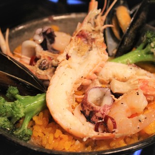 その日に仕入れた新鮮な魚介類も豊富な品揃え