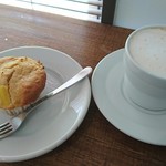 コーヒーアンドマフィン 豆灯舎 - ミルクコーヒーとパインのマフィン