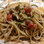 PIZZERIA FANTASISTA DUE - キノコとアンチョビ、にんにくのパスタ。