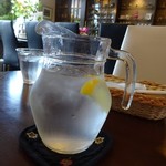 カフェ エルミタージュ - お代わり用のお水はレモン入りのピッチャーで