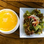 Kihouan - ランチのセットのサラダと南瓜の熱々スープ。野菜は地場物なんでしょうね、スープはたっぷり。