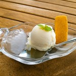 Kihouan - 食後のアイスには表の系列店・津久井せんべい本舗のきな粉せんべい付き。