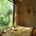 陽光降り注ぐカウンター