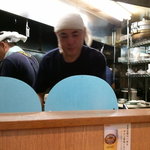 Chuuka Ajiichi - 調理場は、６畳くらいのスペース…がたいのデカイ男性がアクセクしてます。