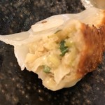 五味八珍 - 浜松餃子の断面アップ