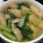日本滴水坊 - 日本滴水坊 ＠ときわ台 台湾式焼きビーフンに付く揚げと緑黄色野菜の優しい味のスープ