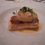 カランドリエ - 玄界灘でとれたヒラスズキのポアレ　帆立のグリエ添え