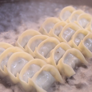 Once you start eating, you can't stop! The meat juice is juicy ♪ Our proud Hakata bite-sized Gyoza / Dumpling