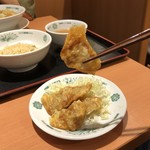 日高屋 - 揚げワンタンを上げた。